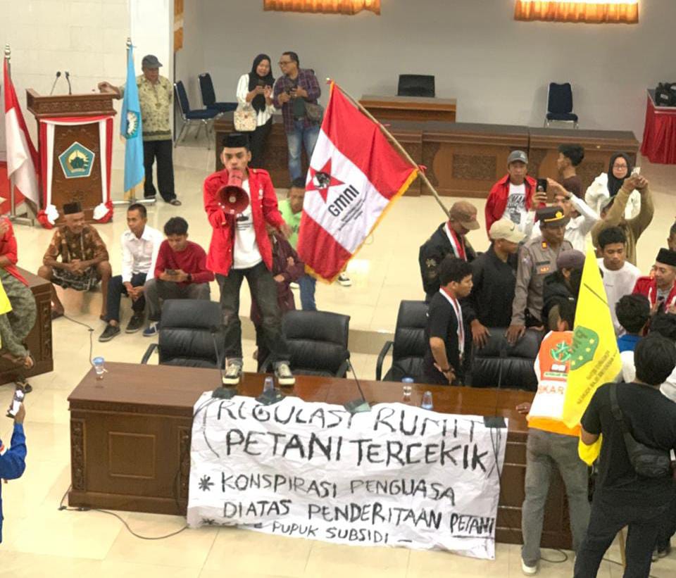 Polemik pupuk subsidi, Mahasiswa dan Petani gelar aksi unjuk rasa di gedung DPRD Bantaeng